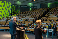 Rektor Prof. Manfred Bayer steht an einem Rednerpult und begrüßt die Gäste der Akademischen Jahresfeier