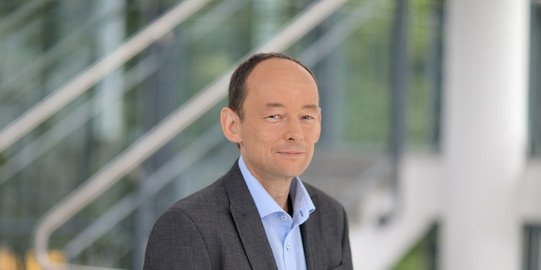 Portrait Pothmann Portrait eines Mannes im Anzug