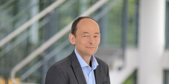 Portrait Pothmann picture of a man in a suit