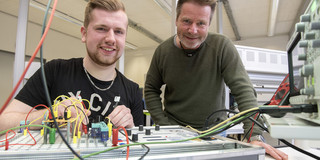 Elektro-Azubi Zwei Personen am Werktisch