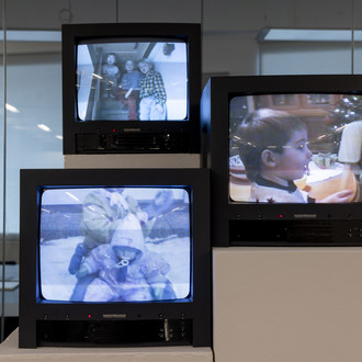 Drei Fernseher, die drei verschiedene Bilder zeigen