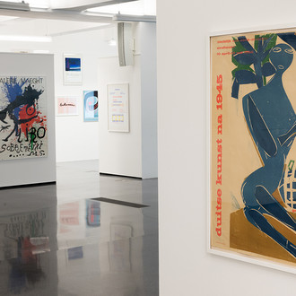 Ein Künstlerplakat einer Miro Ausstellung und einer niederländischen Ausstellung hängen an einer weißen Wand.