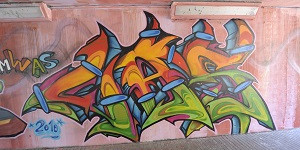 Ein buntes Graffiti an einer Wand.