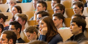 Ein vollbesetzter Hörsaal.