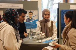 Stipendienberatung am Stand des Avicenna-Studienwerkes