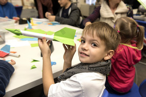 Junge zeigt stolz seine gebaute Papierrakete im DLR_School_Lab
