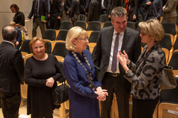 Prof. Ursula Gather und Anja Karliczek im Gespräch