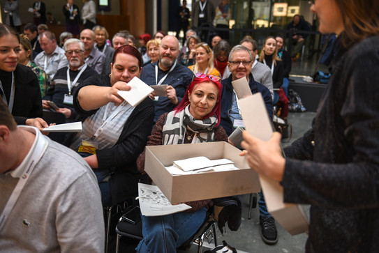 Foto: Personen auf einer Veranstaltung.