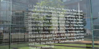 Der Text des Artikel 5, Grundgesetz, auf einer Fensterscheibe