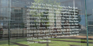 Der Text des Artikel 5, Grundgesetz, auf einer Fensterscheibe