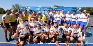 Deutschlandachter Gruppenfoto von den drei Siegermannschaften der Ruderweltmeisterschaft