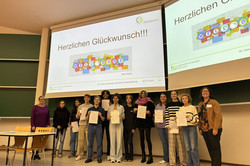 Ein Gruppenbild der Teilnehmer der SchülerUni. 