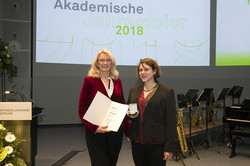 Akademische Jahresfeier_3 Zwei Frauen, eine hält eine Urkunde in der Hand
