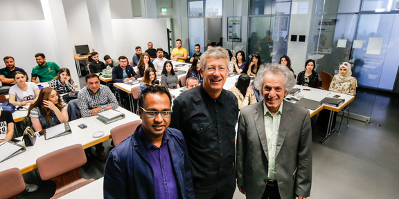 Prof. Dietwald Gruehn, Dr. Hasan Sinemillioglu und Dr. Shahadat Hossainn von der Fakultät Raumplanung der TU Dortmund mit den Teilnehmenden an der Summer School