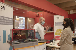 Internationale Karrieremesse Eine Frau steht an einem Informationsstand.