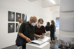 Ein Mann und eine Frau schauen sich ein Buch einer Kunstausstellung an.