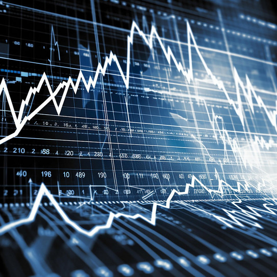 Wi(e) Wi(r) studieren! Digitales Finanzdiagramm mit mehreren weißen und blauen Linien, welches Kursverläufe auf einem dunklen, gitterförmigen Hintergrund zeigt.