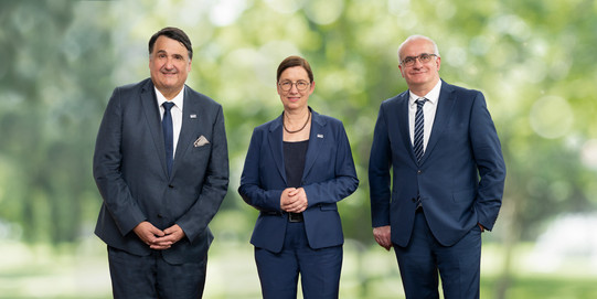 Gruppenfoto: Ein Foto der Rektor*innen der UA Ruhr vor einem verschwommenen, grünen Hintergrund.