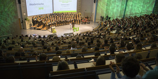 Der Universitätschor singt im voll besetzten und festlich geschmückten Audimax der TU Dortmund.