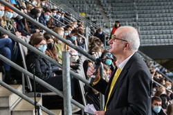 Rector Prof. Manfred Bayer welcomes first-year students to the stadium.