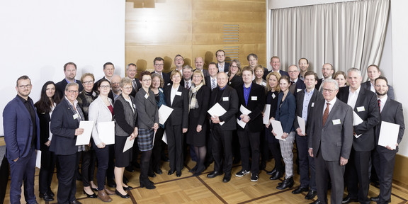 Stiftertreffen Die Gruppe aller Stifterinnen und Stifter mit Prof. Gather.