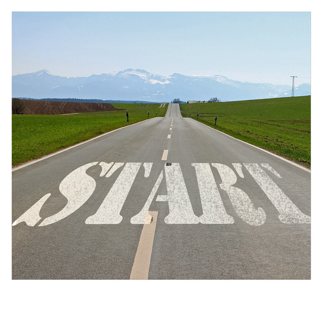 Eine Straße, auf der in großer Schrift das Wort "Start" geschrieben ist.