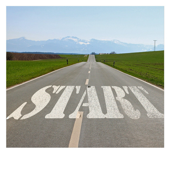 Auf der Startlinie Eine Straße, auf der in großer Schrift das Wort "Start" geschrieben ist.