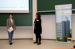 Zertifikatübergabe bei der Eröffnung der SchülerUni im Sommersemester 2023 Zertifikatübergabe bei der Eröffnung der SchülerUni im Sommersemester 2023
