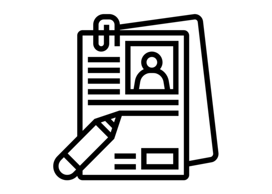 Ein Stift liegt auf Bewerbungsunterlagen