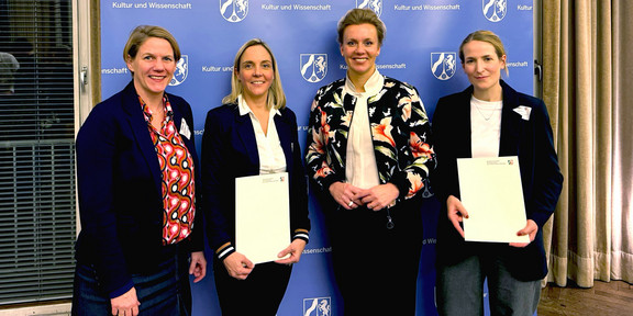 Gruppenfoto mit vier Frauen