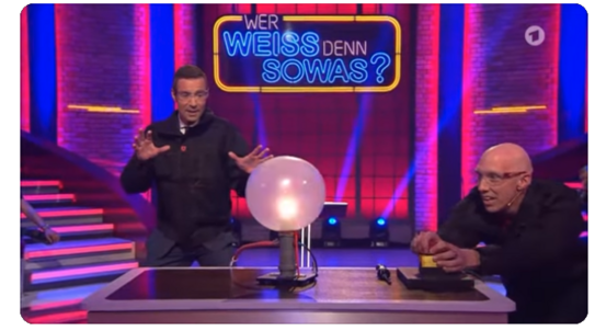 Screenshot aus der Serie "Wer weiß denn sowas?". Kai Pflaume und Marcus Weber arbeiten an einem Experiment.