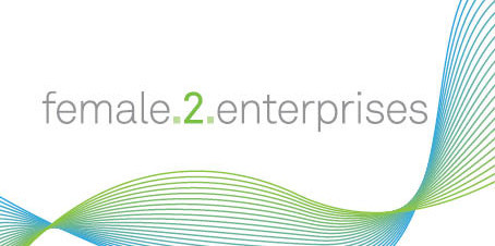 Logo female.2.2enterprises Grün-blaues Muster und der Schriftzug female.2.enterprises.