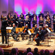 Symbolbild Orchester Ein Orchester spielt auf einer Bühne.