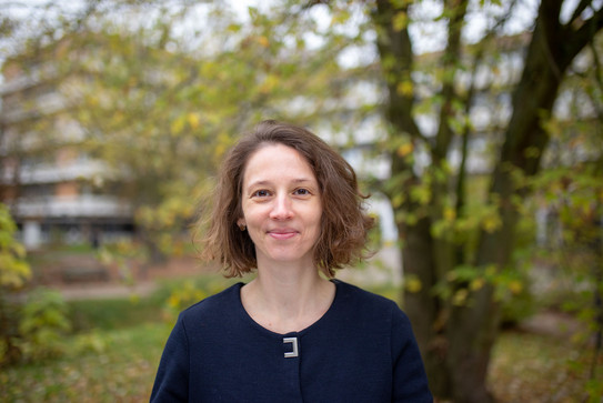 Porträtfoto von Prof. Birgit Heppt: Eine Frau mit schulterlangen braunen Haaren in einem dunkelblauen Pullover steht auf dem Nordcampus der TU Dortmund.