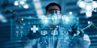 Künstliche Intelligenz in der Medizin Ein Arzt schaut auf in der Luft schwebende medizinische Grafiken