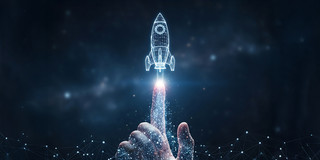 Ein Grafik, die eine Hand mit ausgestrecktem Zeigefinger auf dunklen Hintergrund zeigt. Vom Zeigefinger aus steigt eine Rakete in Richtung des oberen Bildrands auf.
