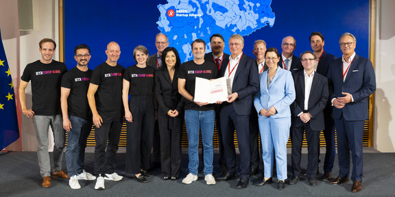 Gruppenfoto mit Urkundenübergabe