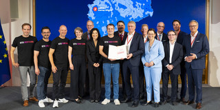 Gruppenfoto mit Urkundenübergabe