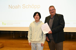 Zertifikatübergabe bei der Eröffnung der SchülerUni Zertifikatübergabe bei der Eröffnung der SchülerUni