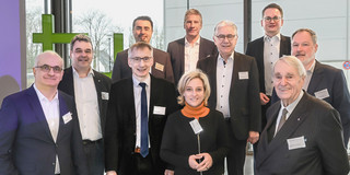 Eine Gruppe Menschen bei der Eröffnung des Kompetenzzentrums für digitale Produktionstechnologien im Rudolf-Chaudoire-Pavillon der TU Dortmund