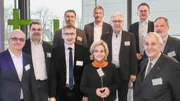 Eine Gruppe Menschen bei der Eröffnung des Kompetenzzentrums für digitale Produktionstechnologien im Rudolf-Chaudoire-Pavillon der TU Dortmund 