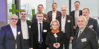 Eine Gruppe Menschen bei der Eröffnung des Kompetenzzentrums für digitale Produktionstechnologien im Rudolf-Chaudoire-Pavillon der TU Dortmund 