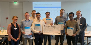 thyssenkrupp Manager Cup Ein Gruppenfoto von sieben Studierenden und Professor Andreas Hoffjan