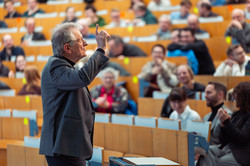 Prof. Dr. Klaus von Klitzing spricht vor dem vollbesetzten Hörsaal.
