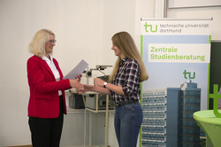 Eröffnung der SchülerUni WS2019/2020_07 Frau Prof. Insa Melle, überreicht einer Teilnehmerin ein Teilnahme-Zertifikat.