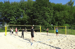 Teilnehmer spielen Volleyball
