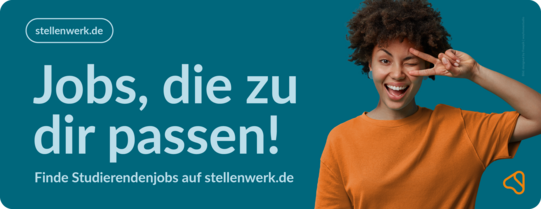 Grafik: Ein blauer Hintergrund mit hellblauer Schrift: "stellenwerk.de / Jobs, die zu dir passen! / Finde Studierendenjobs auf stellenwerk.de" Neben dem Text ist eine Frau mit orangem T-Shirt abgebildet, ein Peace-Zeichen macht.