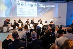 Foto: Mitglieder des Research Centers One Health Ruhr bei einer Podiumsdiskussion mit dem Vorsitzenden der Emschergenossenschaft, Prof. Dr. Ulrich Paetzel, und dem Dekan der Medizinischen Fakultät der UDE, Prof. Jan Buer.