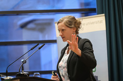Frau am Rednerpult