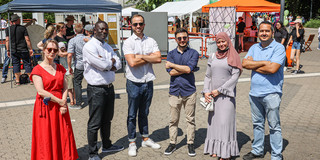 Sechs internationale Wissenschaftler*innen stehen für ein Gruppenfoto nebeneinander.